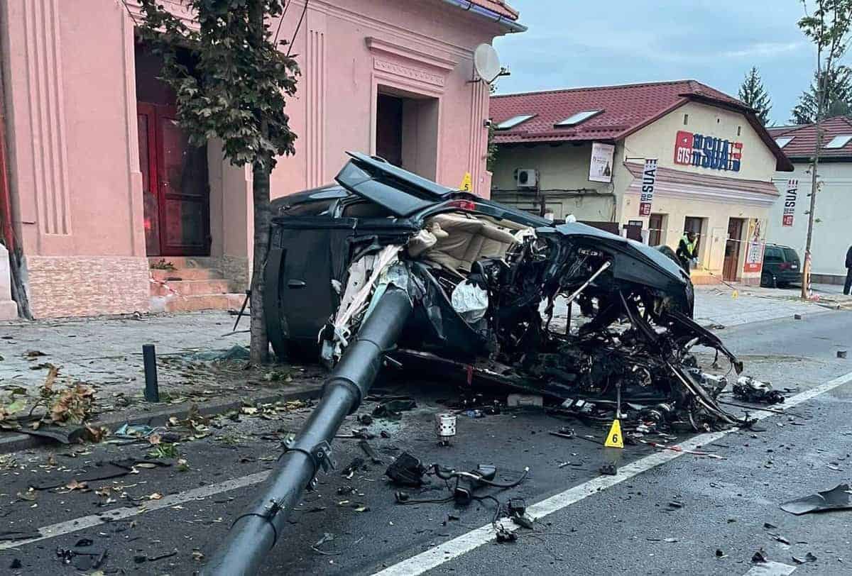 foto accident mortal în cluj – autoturismul s-a rupt în două