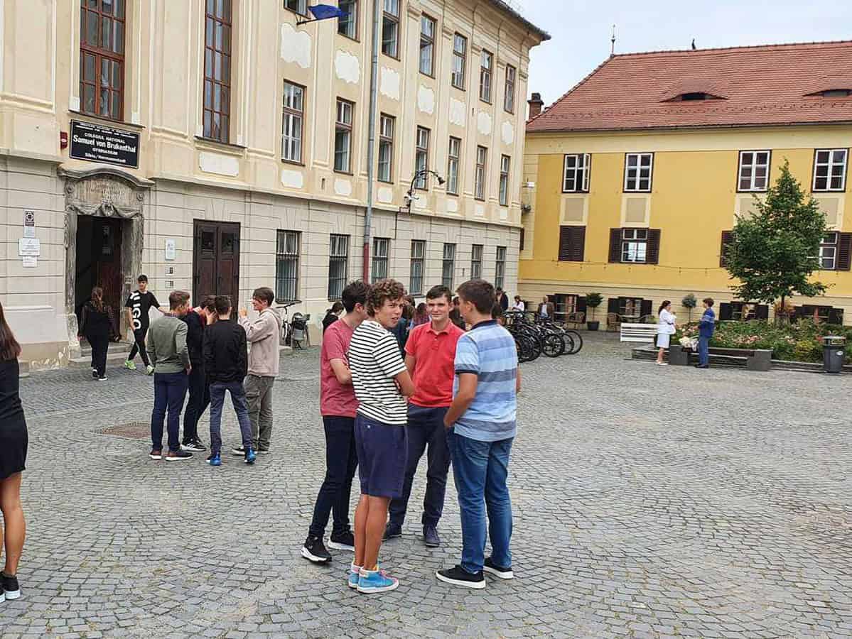 adolescenții din sibiu, despre reducerea vârstei de vot de la 18 ani la 16 ani - „ar trebui să votăm pentru că este viitorul nostru” - tu ce părere ai? (sondaj)