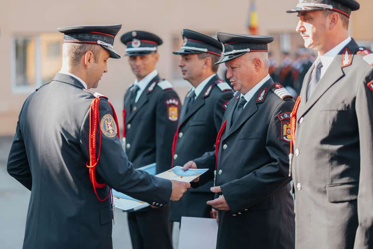 ziua pompierilor din românia, marcată printr-o ceremonie militară la sibiu - au fost desemnați salvatorul și pompierul anului