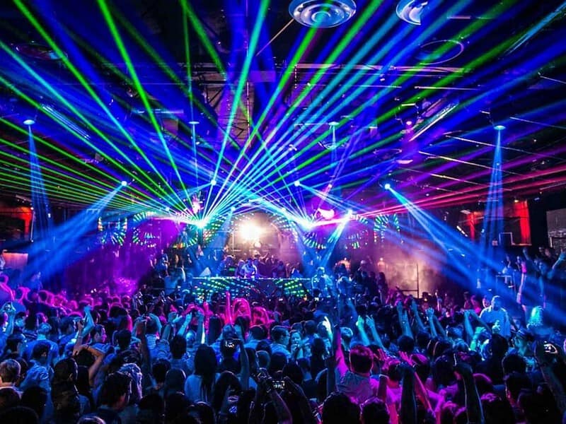 femeie bătută de bodyguard-ul unui club din sibiu - nu a lăsat-o să intre în local