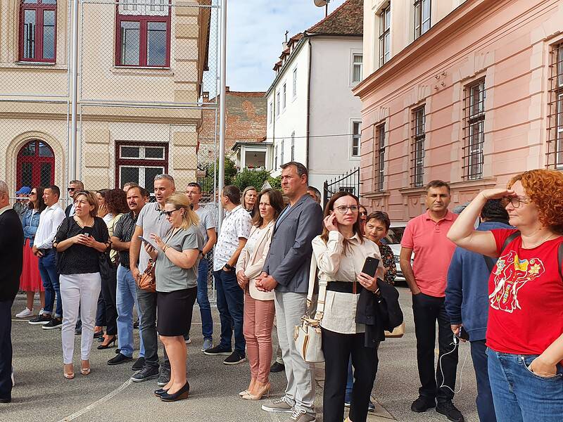 video schimbări în sistemul de învățământ - sibienii le consideră ”bulversante”, dar au încredere în copiii lor