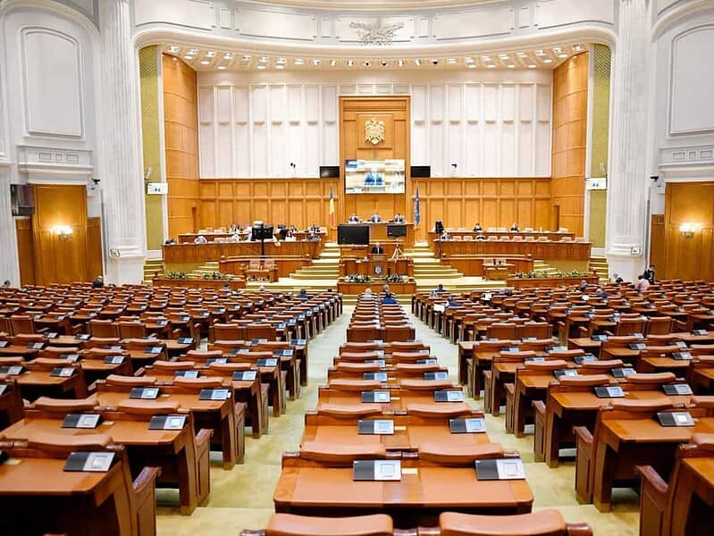 parlamentul a eliminat pensiile speciale ale senatorilor și deputaților