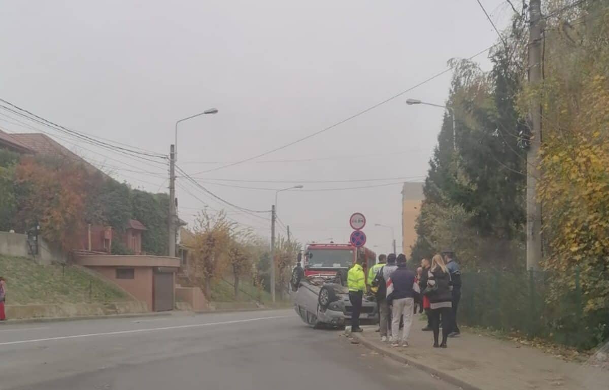 un șofer neatent a provocat un accident la mediaș - o mașină s-a răsturnat