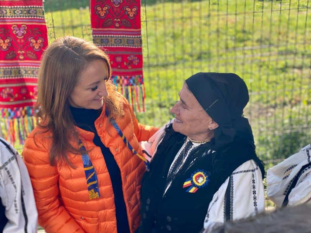 FOTO Piața Volantă Transilvania sărbătorește zece ani de la înființare - Daniela Cîmpean: „Încurajăm sibienii să consume produse locale” foto piața volantă transilvania sărbătorește zece ani de la înființare - daniela cîmpean: „încurajăm sibienii să consume produse locale”