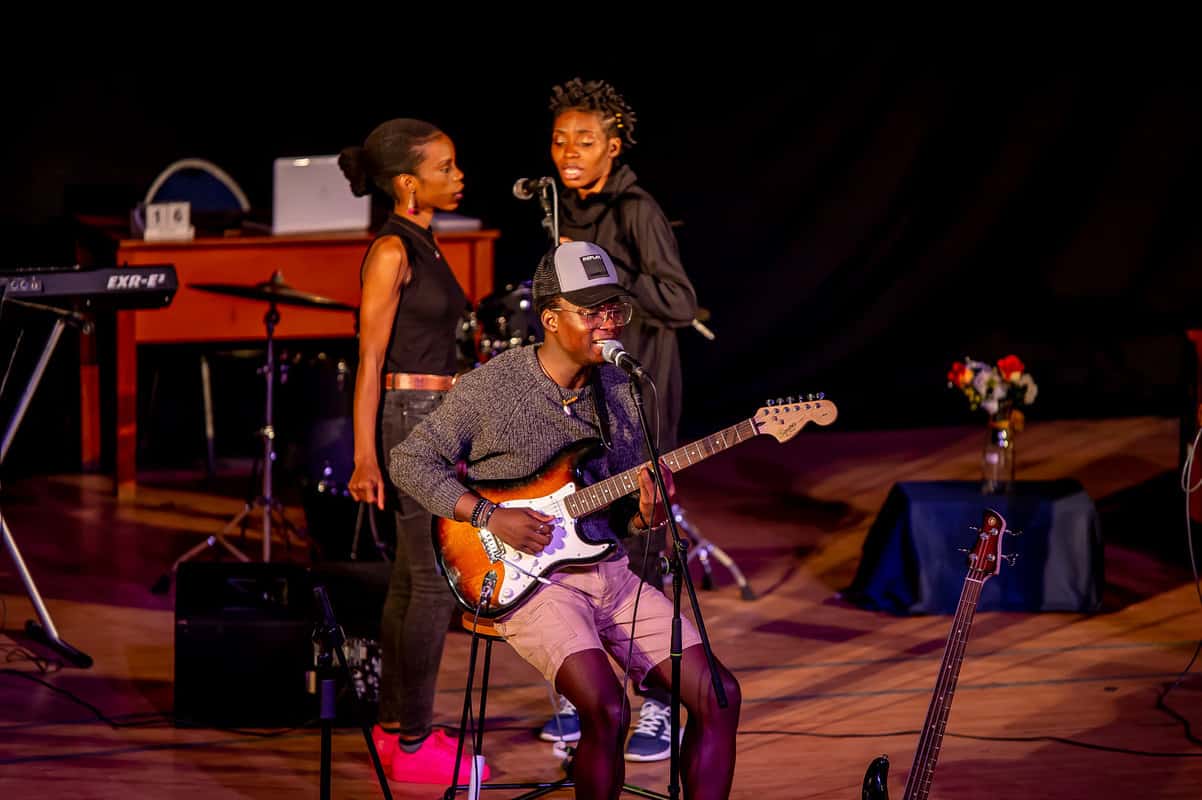 tobiloba, artistul nigerian stabilit la sibiu, în turneu în românia - „prezentăm un musical despre probleme actuale”