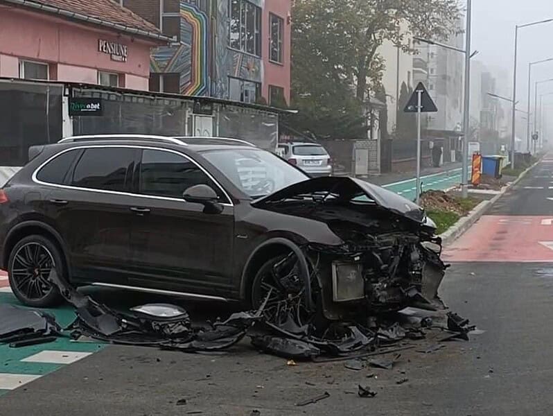foto - accident pe calea dumbrăvii - porsche lovit de un autobuz la intersecția cu mihail sebastian