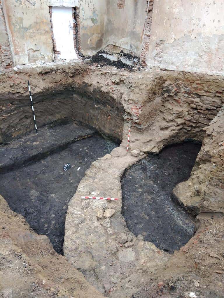 foto descoperiri arheologice pe șantierul școlii gimnaziale numărul 4 din mediaș