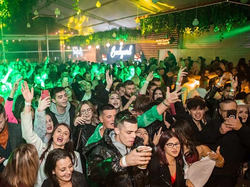petrecere de top la backyard - b.u.g mafia concertează la sibiu după o pauză de trei ani