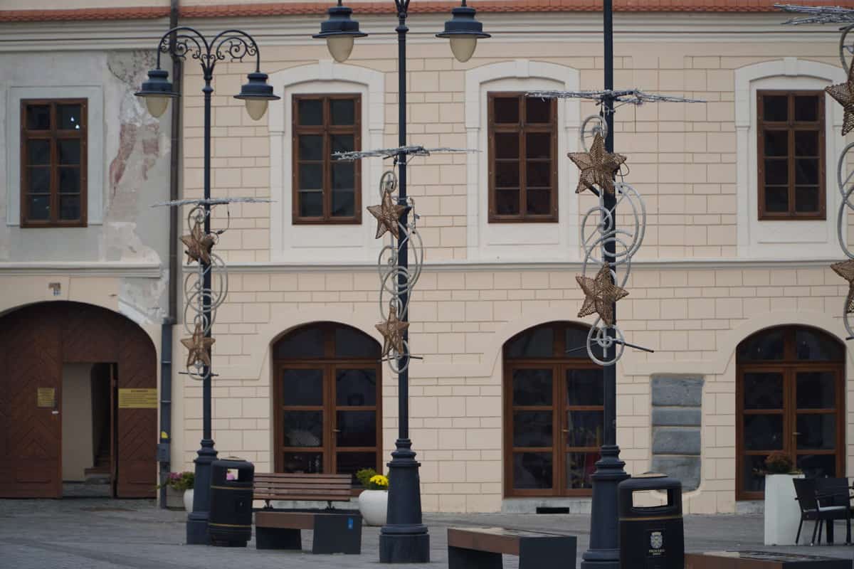 VIDEO FOTO: A fost montat bradul în Piața Mare - Atmosfera de sărbătoare cuprinde centrul Sibiului video foto: a fost montat bradul în piața mare - atmosfera de sărbătoare cuprinde centrul sibiului