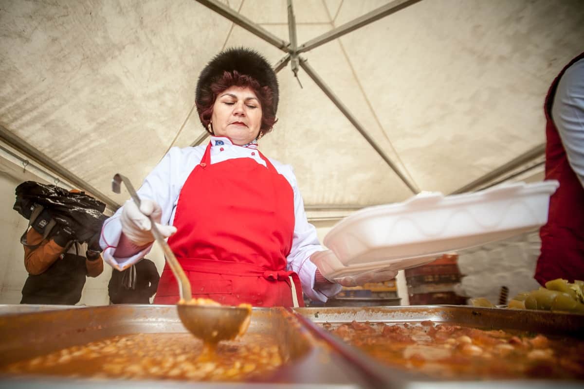 cinci sute de porții gratuite de cârnați cu fasole la bătrânu sas, de 1 decembrie - „vrem să dăm ceva înapoi comunității”