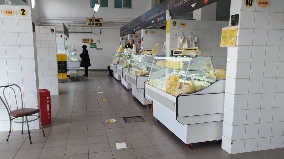 S-a redeschis hala de lactate din Piața Cibin - E curată și are vitrine noi s-a redeschis hala de lactate din piața cibin - e curată și are vitrine noi
