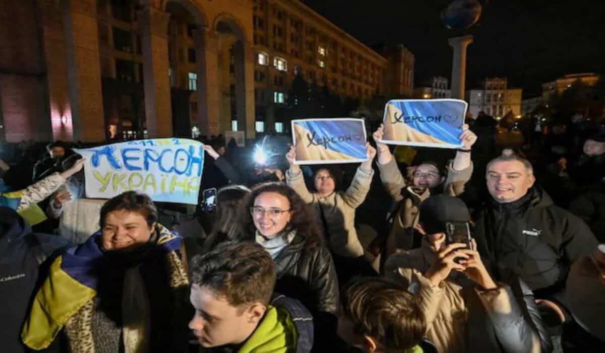 poliția ucraineană și televiziunea revin la herson, după ce trupele rusești s-au retras din regiune
