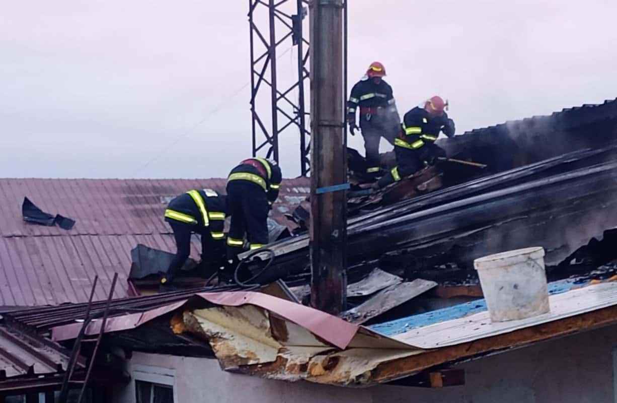 foto: locuință în flăcări în bogatu român - intervin pompierii