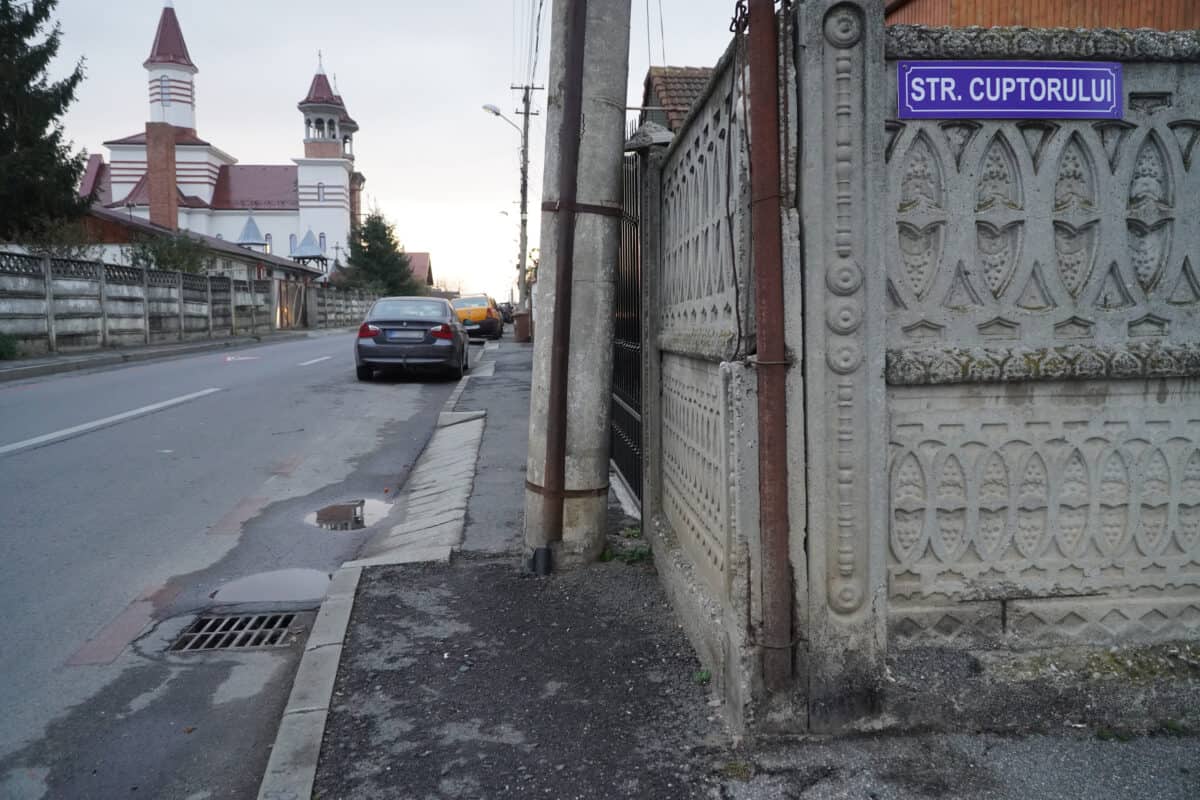 foto video pistă pentru biciclete desființată pe strada țiglari - primăria sibiu spune că nu era suficient spațiu