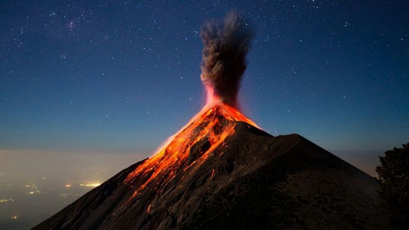 a erupt vulcanul fuego, unul dintre cei mai activi din america centrală