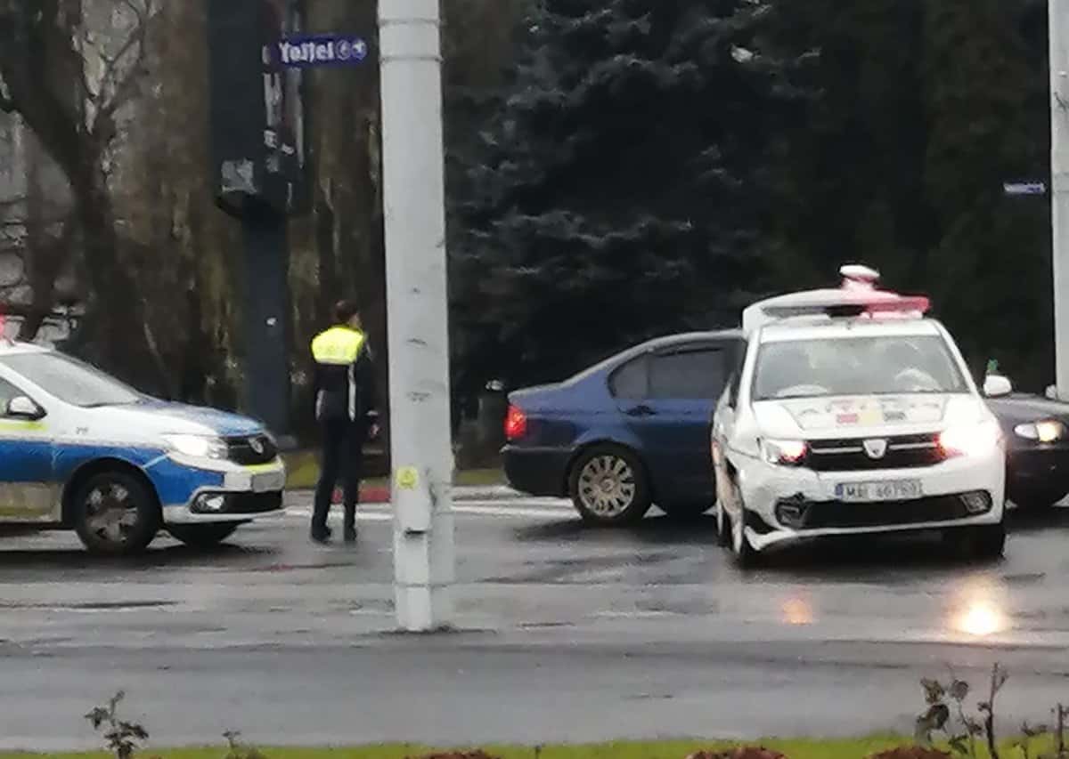 FOTO: Mașină de poliție implicată într-un accident în Piața Unirii din cauza unui șofer neatent foto: mașină de poliție implicată într-un accident în piața unirii din cauza unui șofer neatent