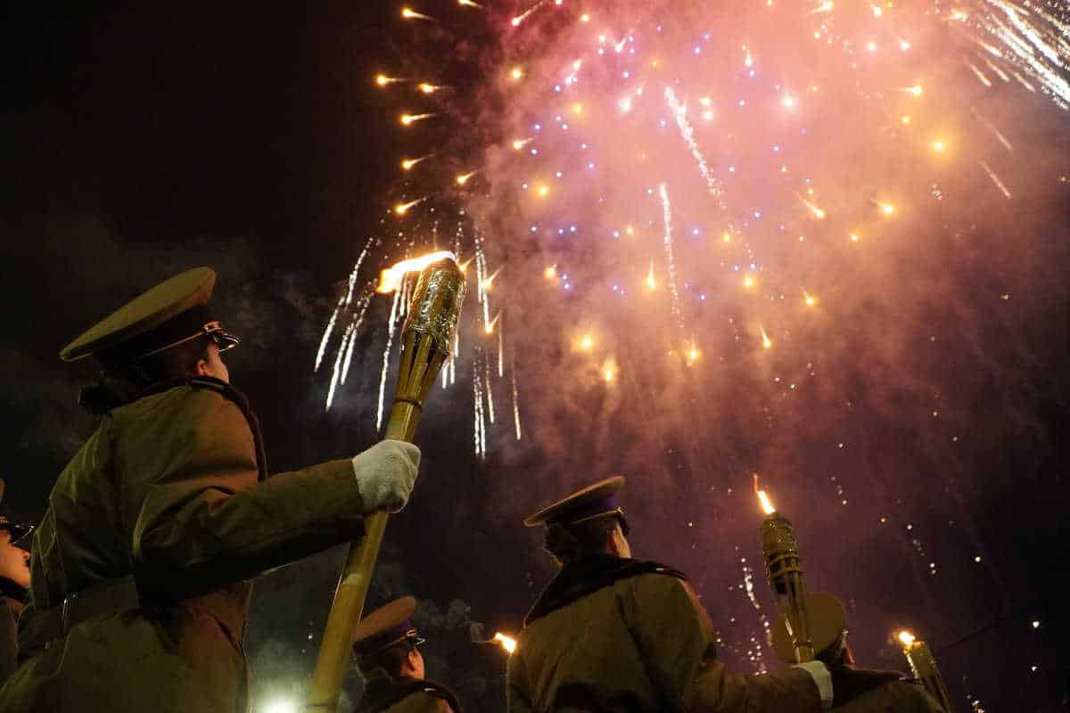 foto video retragere cu torțe, intonarea imnului și foc de artificii deasupra sibiului - ziua de 1 decembrie se încheie spectaculos