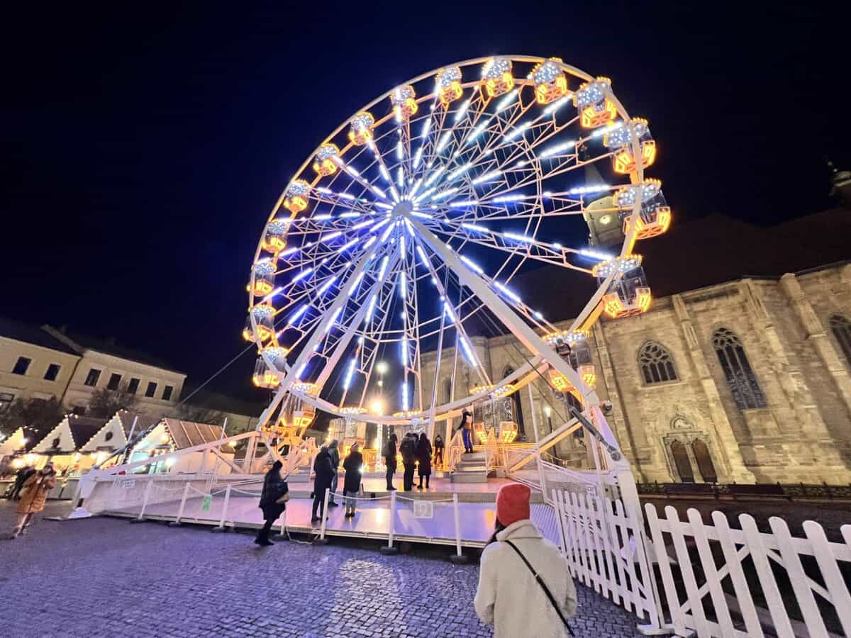 foto: am fost la târgul de crăciun din cluj-napoca și boc are dreptate: aceleași prețuri ca în sibiu - clujenii au mai puține căsuțe, dar au zilnic concerte