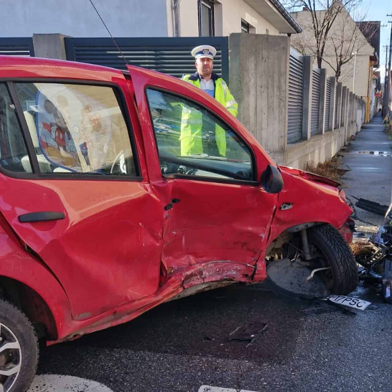 foto: șoferiță dusă la spital - a fost implicată într-un accident în sibiu