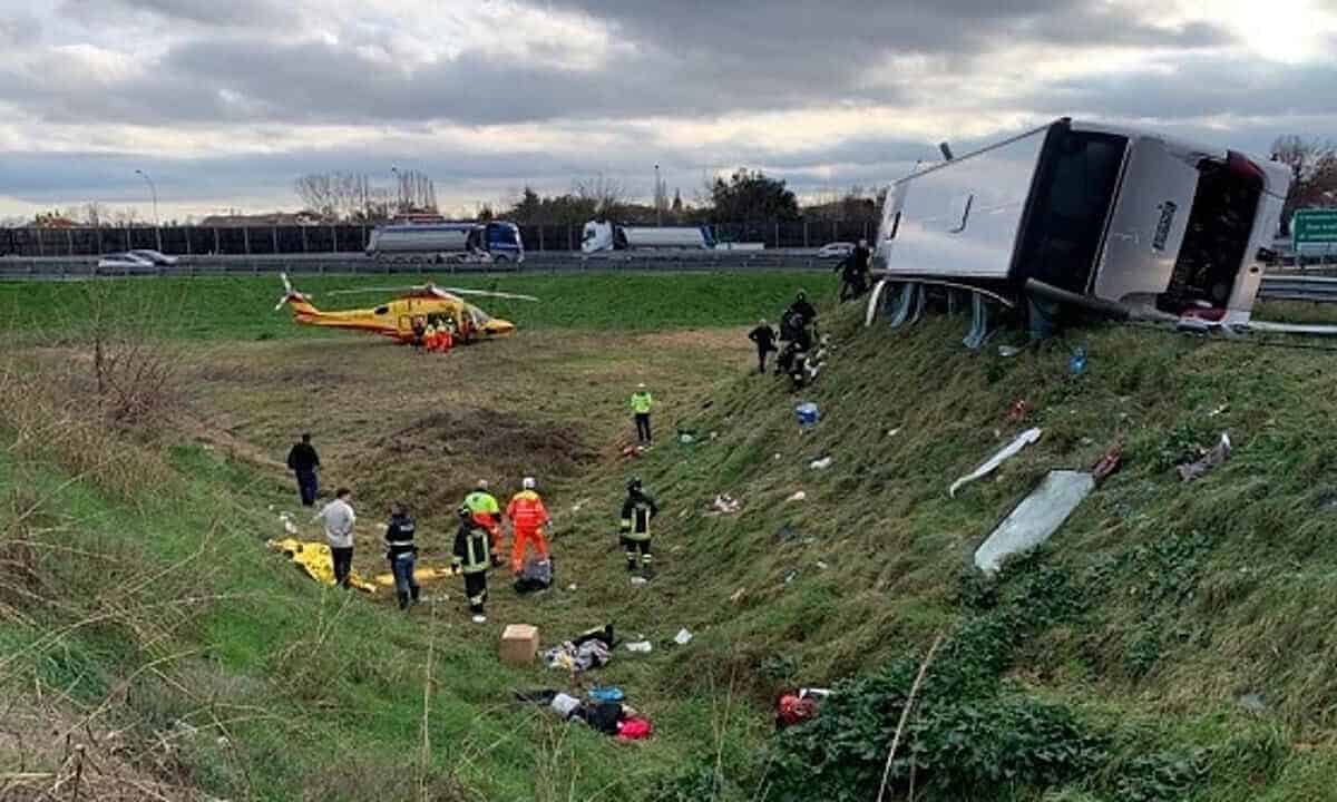 video: un autocar plin cu români plecat din roma s-a răsturnat pe autostradă în italia