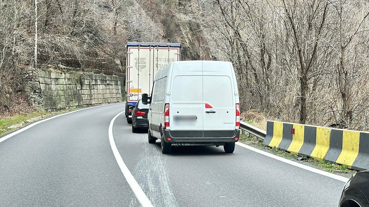 restricții pe valea oltului la brezoi - se toaletează copaci