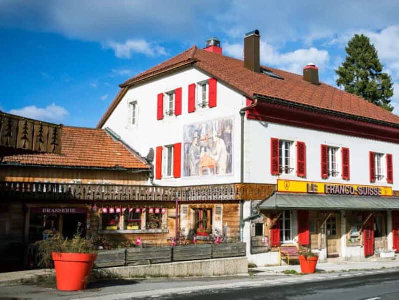 experiență unică la un hotel din europa - turiștii pot dormi în două țări în același timp