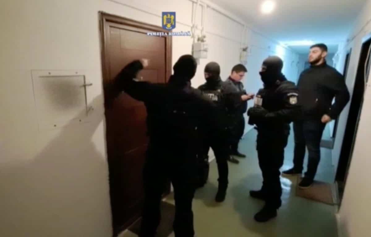 video: femeie din deva, tâlhărită de un sibian - a intrat mascat într-o sală de jocuri și a cerut banii din încasări