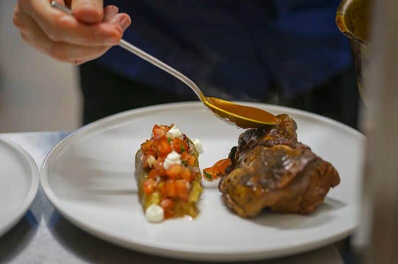 FOTO VIDEO Bucătarul din Sibiu care a gătit pentru Donald Trump - Ionuț Buta a lucrat și într-un restaurant cu o stea Michelin foto video bucătarul din sibiu care a gătit pentru donald trump - ionuț buta a lucrat și într-un restaurant cu o stea michelin