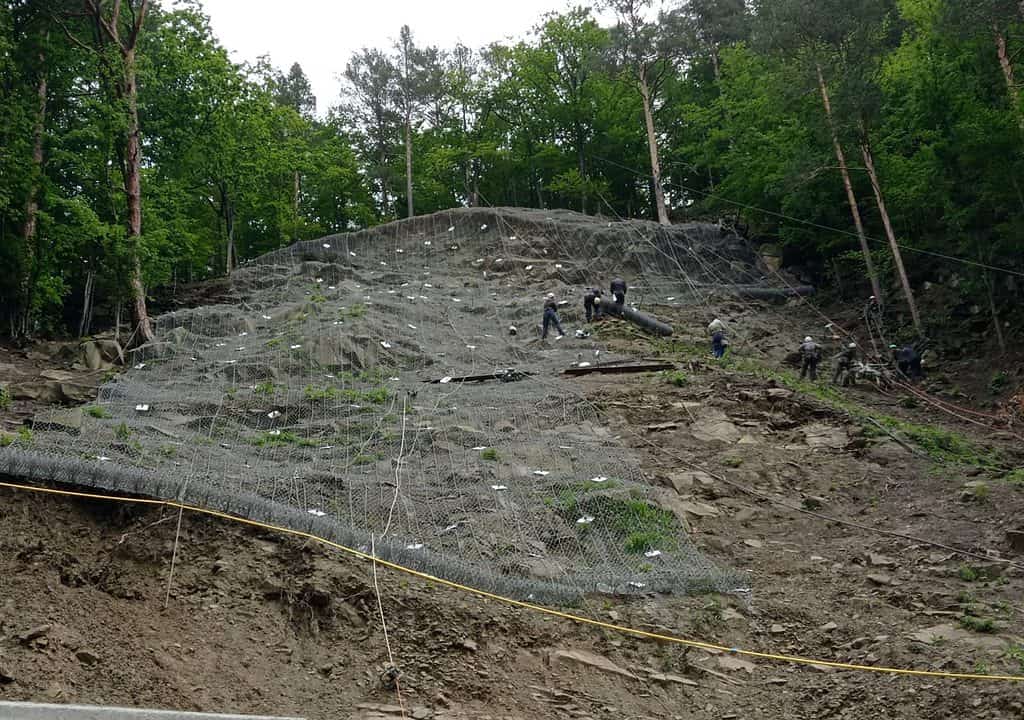 foto modernizări pe transfăgărășan - se montează plase pentru stoparea căderilor de stânci