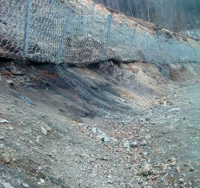foto modernizări pe transfăgărășan - se montează plase pentru stoparea căderilor de stânci