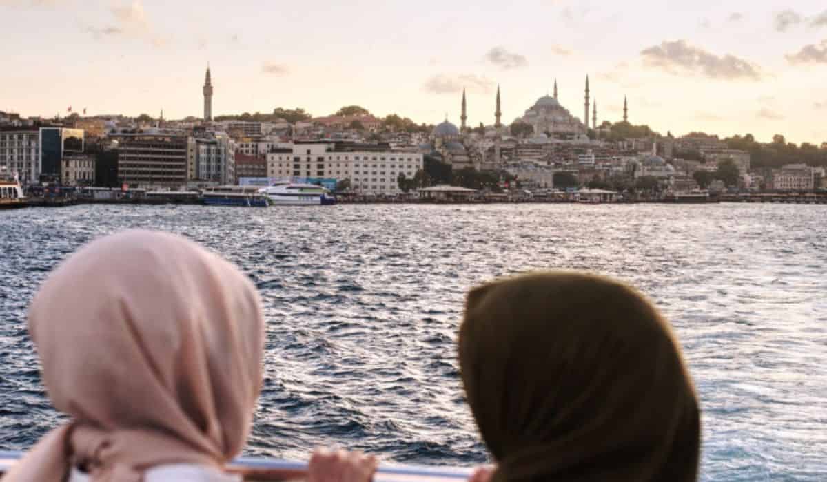 un feribot din istanbul a devenit „locuință plutitoare” - adăpostește peste 1200 de persoane