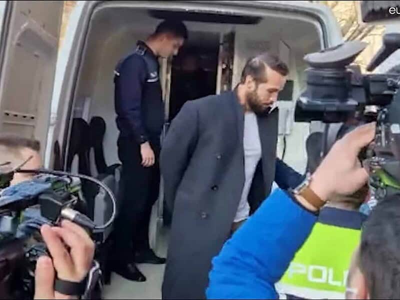 video frații tate, incătușați și duși din nou la audieri - sunt acuzați de trafic de persoane