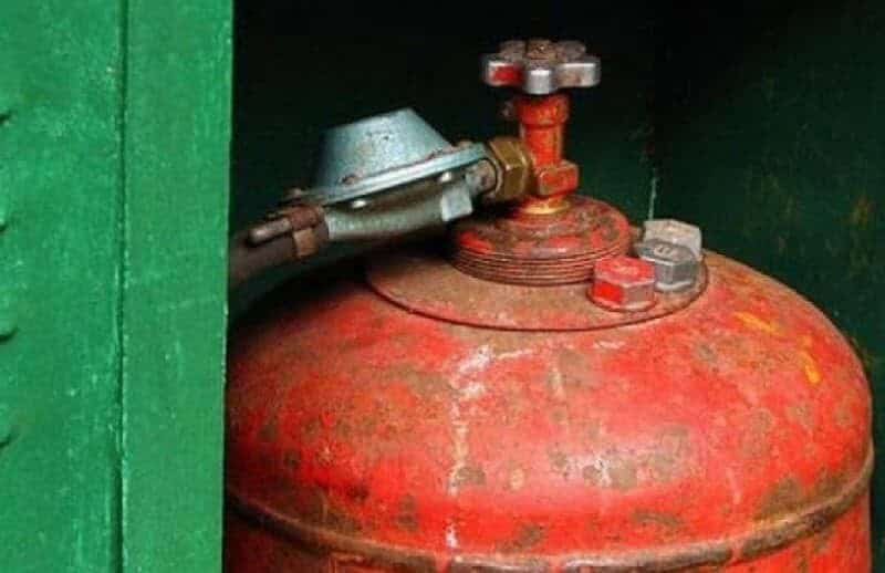 escrocherie imobiliară ”made in românia” – vila era "racordată" la butelii îngropate în curte în loc de rețeaua de gaze