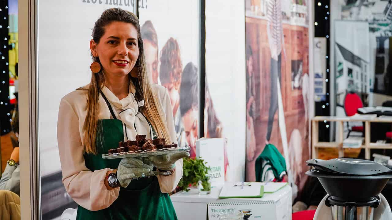 FOTO VIDEO Reduceri la paturi tapițate și multe alte oferte la Salonul de Mobilă și Târgul Imobiliar – Se vând chiar și apartamente în Dubai foto video reduceri la paturi tapițate și multe alte oferte la salonul de mobilă și târgul imobiliar – se vând chiar și apartamente în dubai