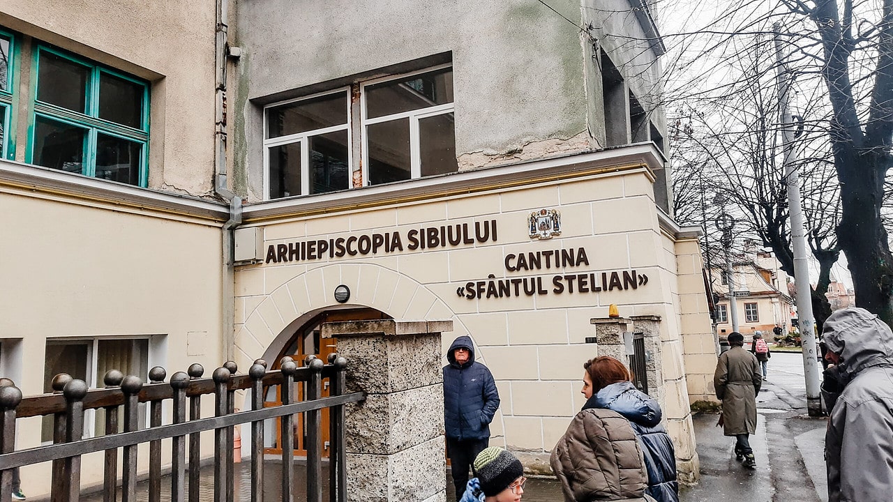 locurile în care se mănâncă cel mai ieftin la sibiu - o porție de sarmale costă sub 9 lei, iar un meniu complet nu sare de 25 lei