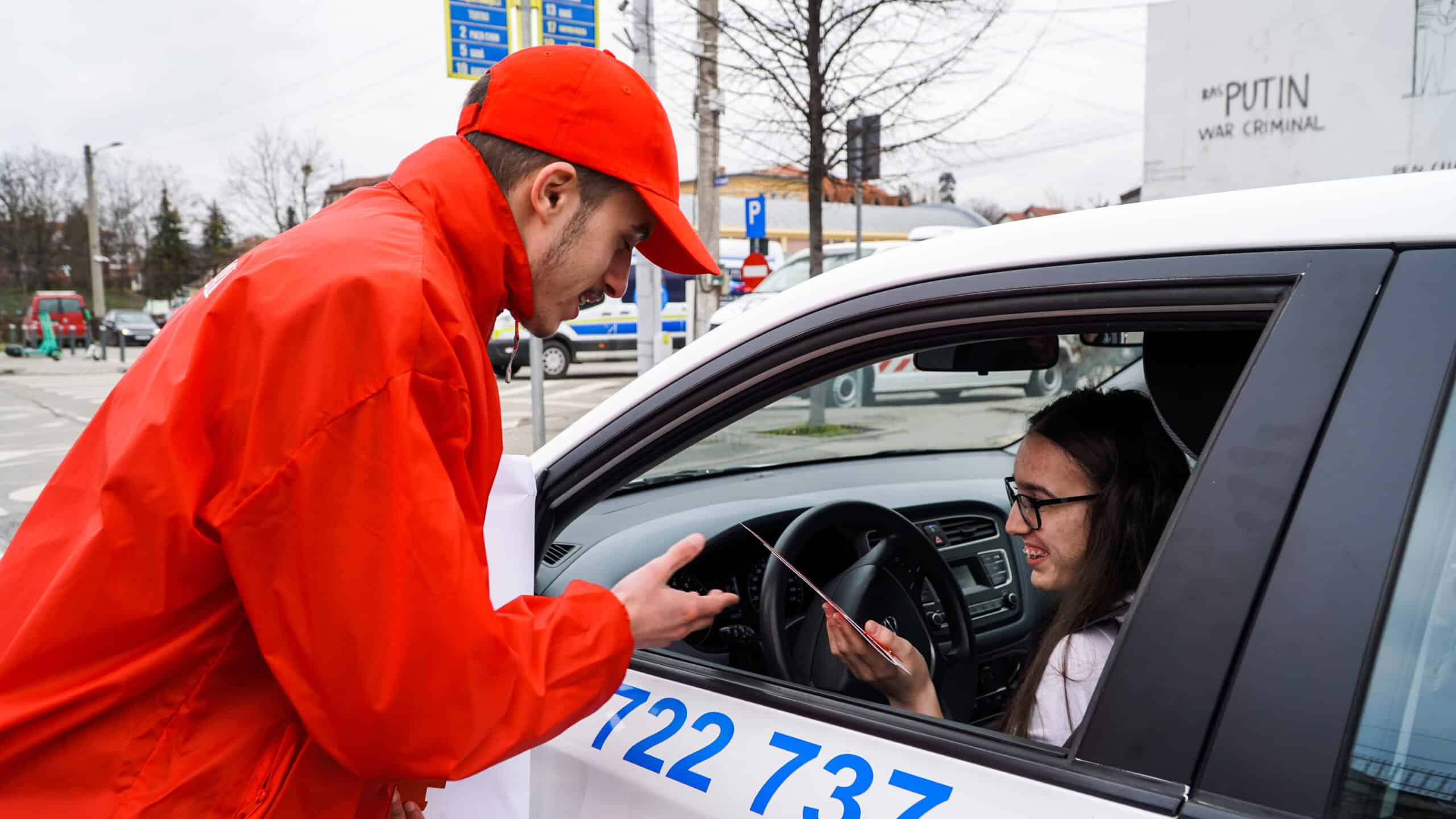 FOTO VIDEO Razie în trafic la Sibiu - Șoferițe trase pe dreapta și ”amendate” cu mărțișoare foto video razie în trafic la sibiu - șoferițe trase pe dreapta și ”amendate” cu mărțișoare