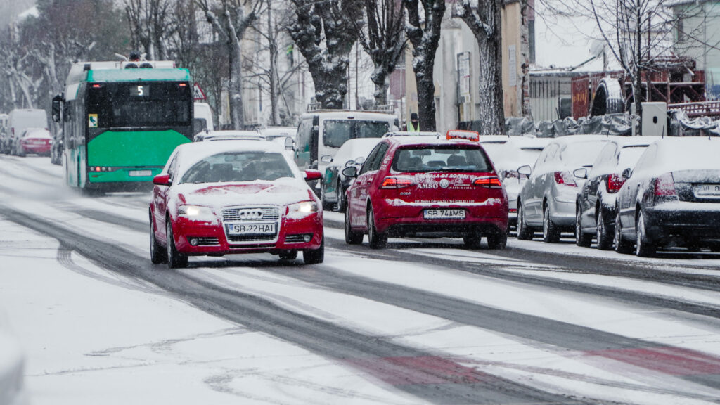 FOTO VIDEO Ninsoare abundentă și viscol, miercuri dimineață la Sibiu - Meteorologii ne dau însă vești bune foto video ninsoare abundentă și viscol, miercuri dimineață la sibiu - meteorologii ne dau însă vești bune