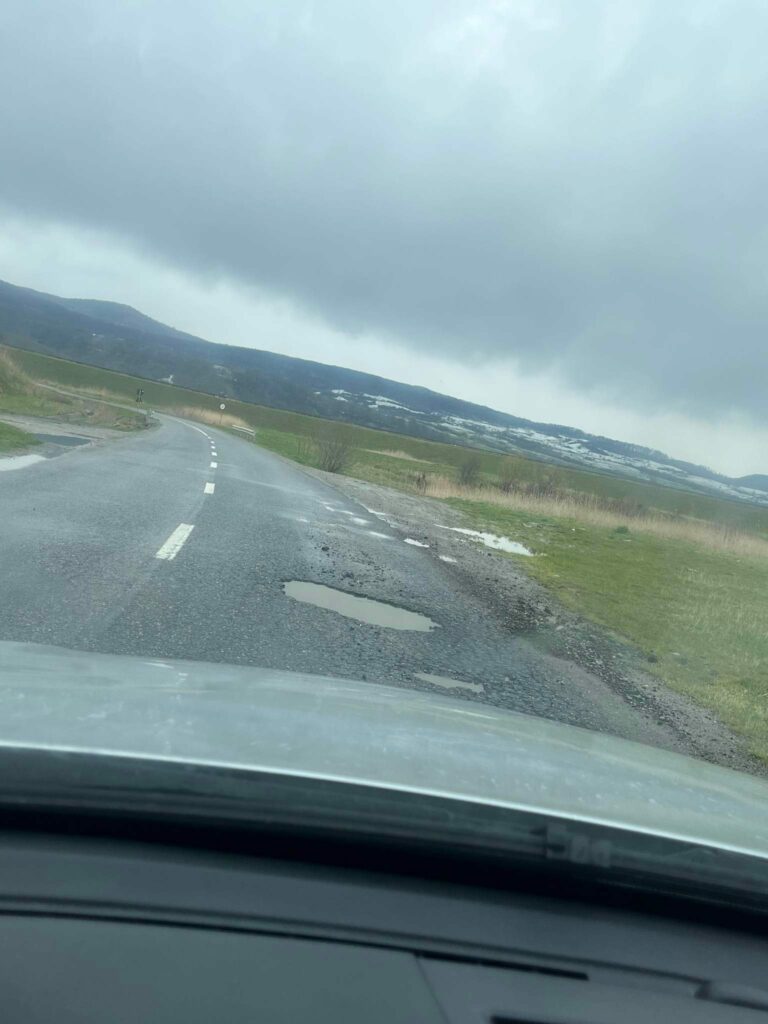 FOTO Drumul Județean dintre Racovița și Tălmaciu, “ciuruit” de gropi - Primar: "Se va interveni în perioada următoare" foto drumul județean dintre racovița și tălmaciu, “ciuruit” de gropi - primar: "se va interveni în perioada următoare"