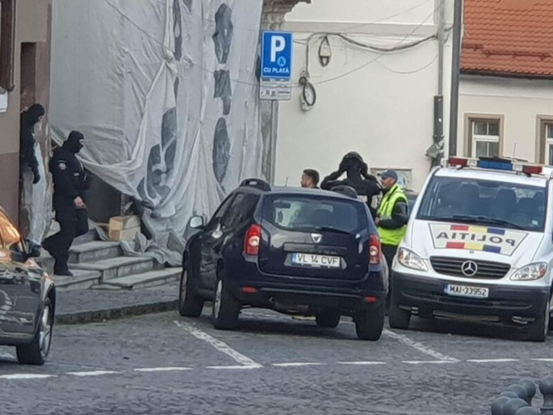 percheziții în locuințe de lângă piața cibin și din turnișor - mai multe persoane duse la audieri