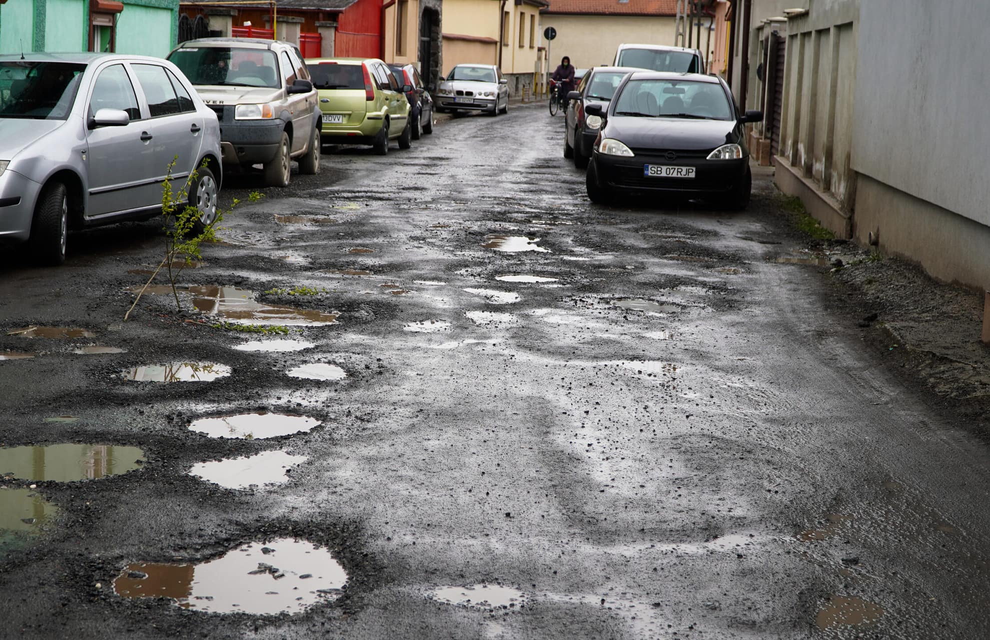 FOTO VIDEO Calvarul trăit de locuitorii de pe strada Trifoiului. De zece ani e plină de gropi – Locatari: ”Ne-am stricat mașinile” foto video calvarul trăit de locuitorii de pe strada trifoiului. de zece ani e plină de gropi – locatari: ”ne-am stricat mașinile”