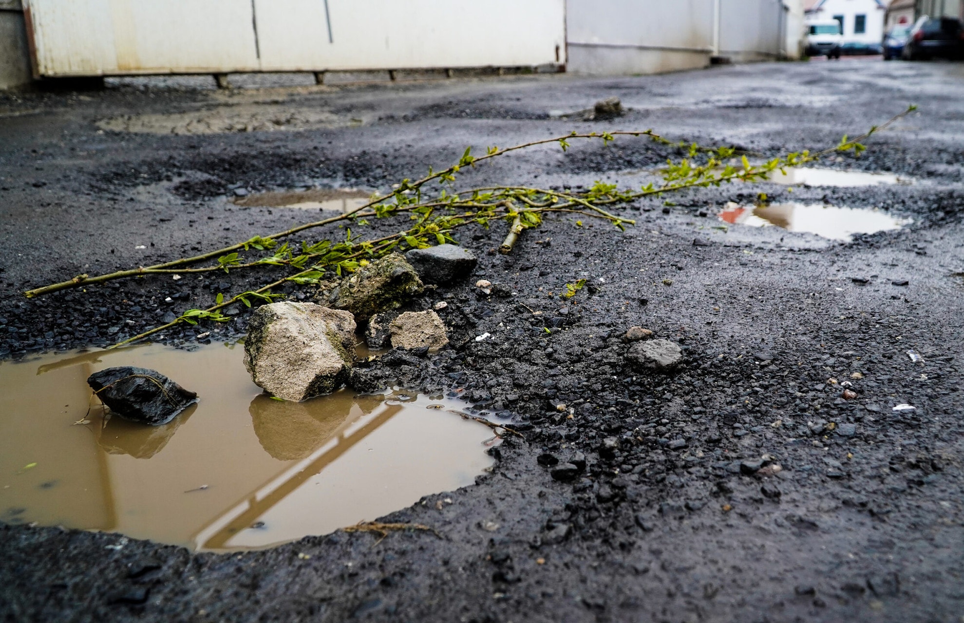 FOTO VIDEO Calvarul trăit de locuitorii de pe strada Trifoiului. De zece ani e plină de gropi – Locatari: ”Ne-am stricat mașinile” foto video calvarul trăit de locuitorii de pe strada trifoiului. de zece ani e plină de gropi – locatari: ”ne-am stricat mașinile”