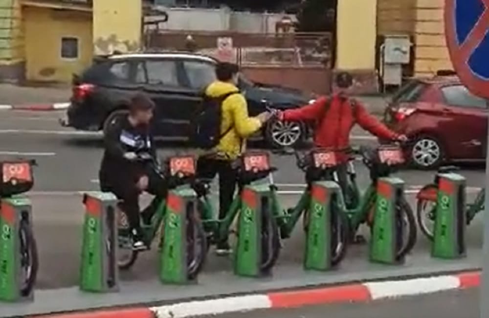 video biciclete vandalizate în rastelul din piața aurel vlaicu - mai mulți tineri au furat manșoanele