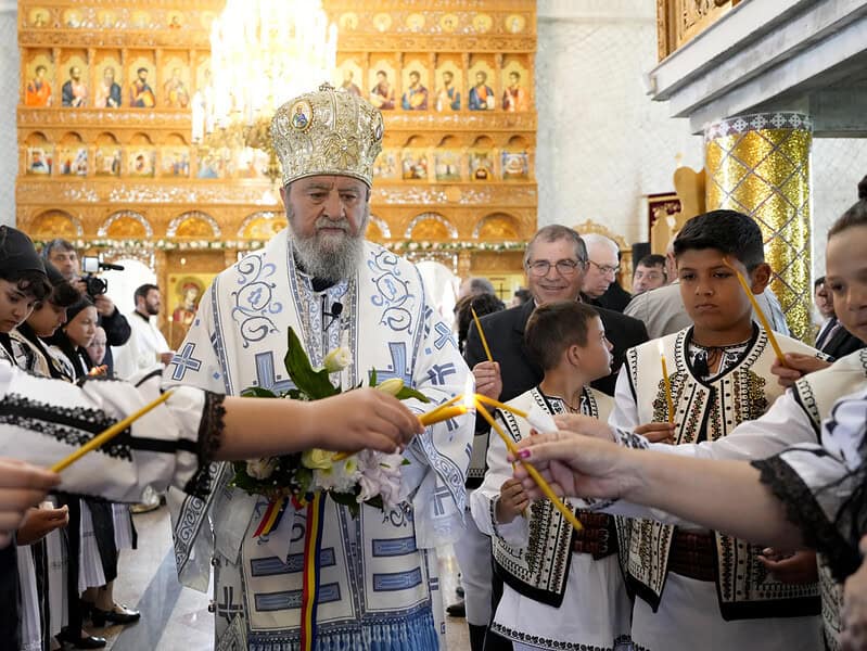 foto slujbă de sfințire la biserica daia în a șaptea duminică după paști binecuvântată de înaltpreasfinţitul laurenţiu