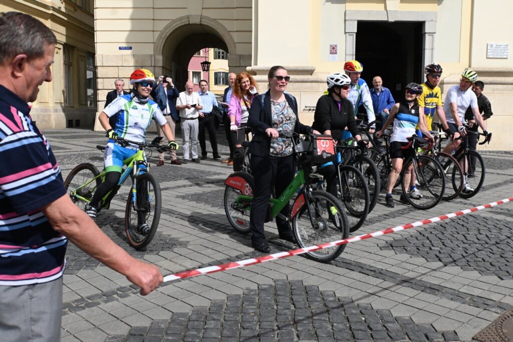 galerie foto - s-a dat startul turului cycle4goals - 3500 de kilometri de la sibiu la deventer