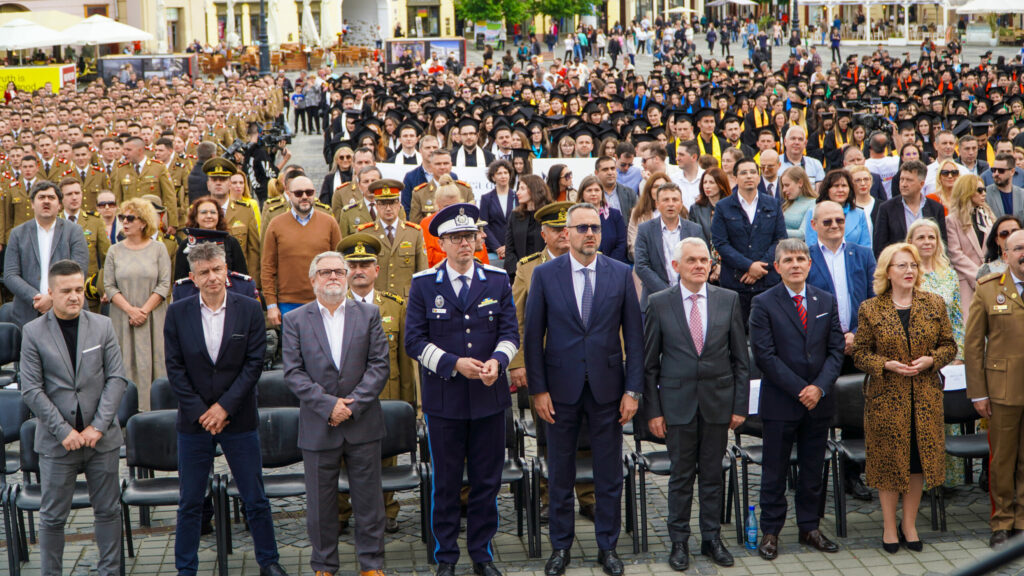 FOTO VIDEO Sute de toci aruncate în Piața Mare - Studenții ULBS și AFT au sărbătorit absolvirea pe ritmuri muzicale și glume foto video sute de toci aruncate în piața mare - studenții ulbs și aft au sărbătorit absolvirea pe ritmuri muzicale și glume
