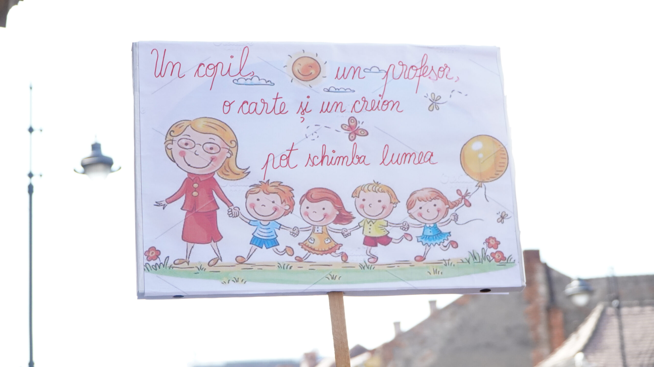 VIDEO FOTO Protest în fața Prefecturii Sibiu cu peste 2.000 de dascăli - „Am fost tratați cu dispreț, umiliți și ni s-au promis multe” video foto protest în fața prefecturii sibiu cu peste 2.000 de dascăli - „am fost tratați cu dispreț, umiliți și ni s-au promis multe”