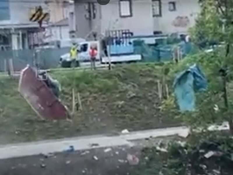 video - deșeuri din construcții, aruncate cu macaraua în râul cibin - se pare că din greșeală