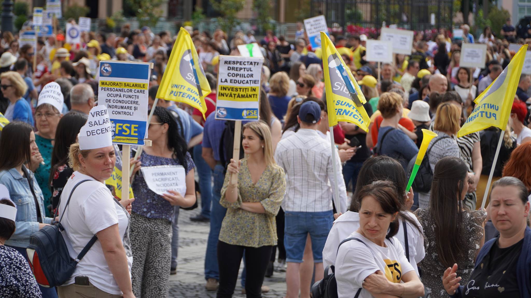 update foto: peste 1.000 de profesori protestează în piața mare - „copiii sunt cei care vor plăti”