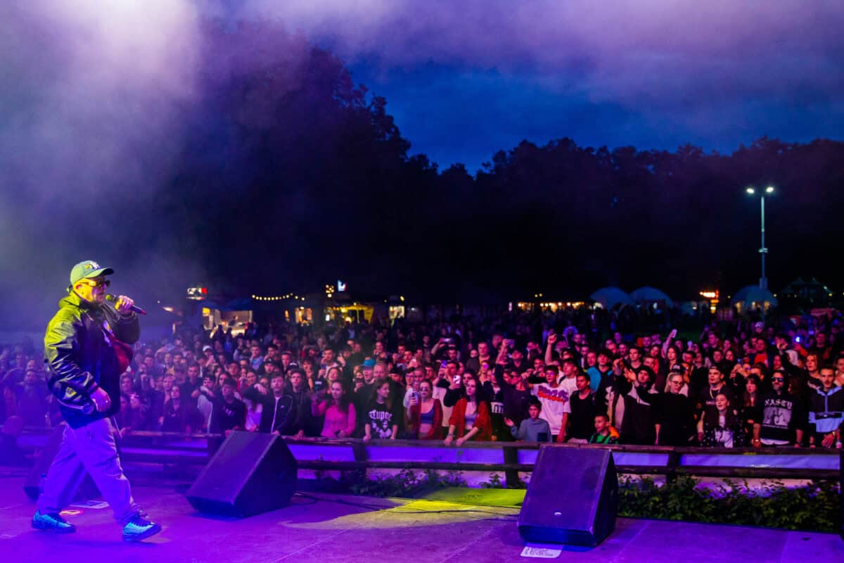 foto: prima zi la i love șopa - macanache, bitză și bruja au făcut atmosferă - sâmbătă urcă pe scenă delia, mira și ami - se deschide o parcare suplimentară