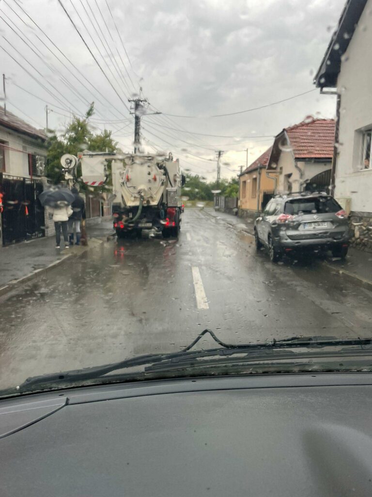 strada ion creangă din sibiu, inundată - pompierii au intervenit